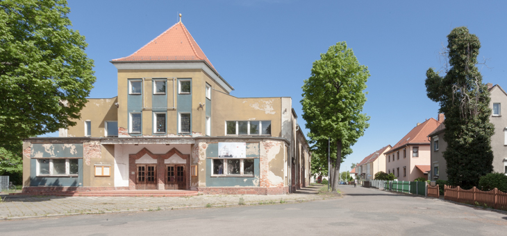 Platzfassade Kulturkino Zwenkau vor dem Umbau